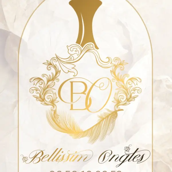 Logo élégant "BO" doré, encadré de volutes baroques et de plumes, pour Bellissim Ongles, sur fond marbré clair.