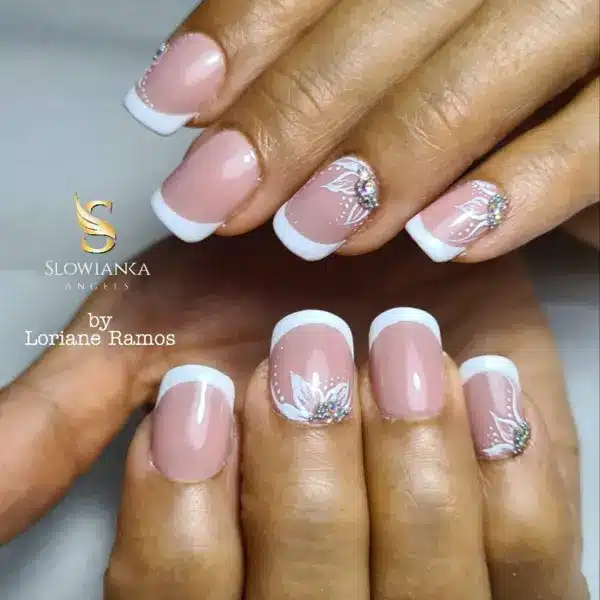 Manucure effet french avec base rose nude, pointes blanches, motifs floraux blancs et strass, par Loriane Ramos, SLOWIANKA ANGELS.