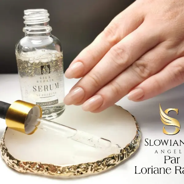 Flacon de sérum Slowianka "Silk Repair Serum 5X Effects" avec pipette dorée et ongles naturels, promotion Slowian Angel par Loriane Ra.
